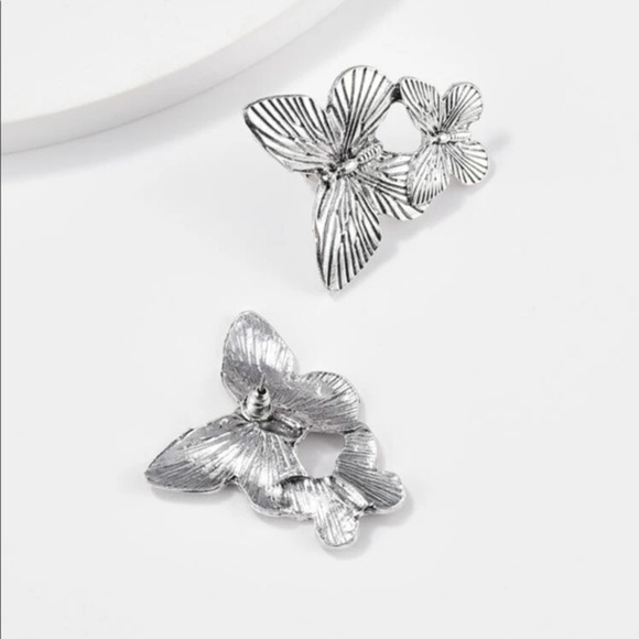 3/$30 🤍 Elegant Butterfly Metal Stud Earrings - Picture 4 of 7
